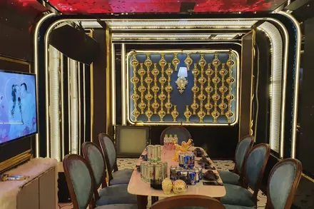 KTV Safari — phòng hát 1